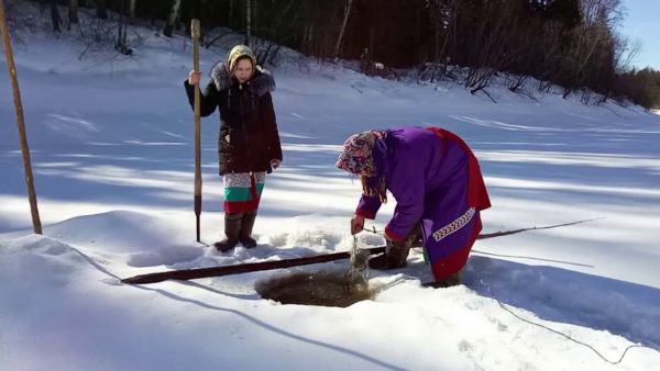 ВИДЕО: Сибирские женщины - знают как ловить рыбу. Зимяя рыбалка по-женски