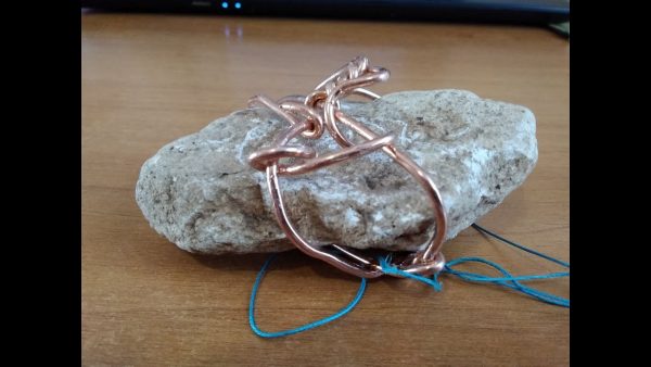 ВИДЕО: Простая деревеннская снасть на сазана(карпа) из камня. Самый простой и надежный макушатник.